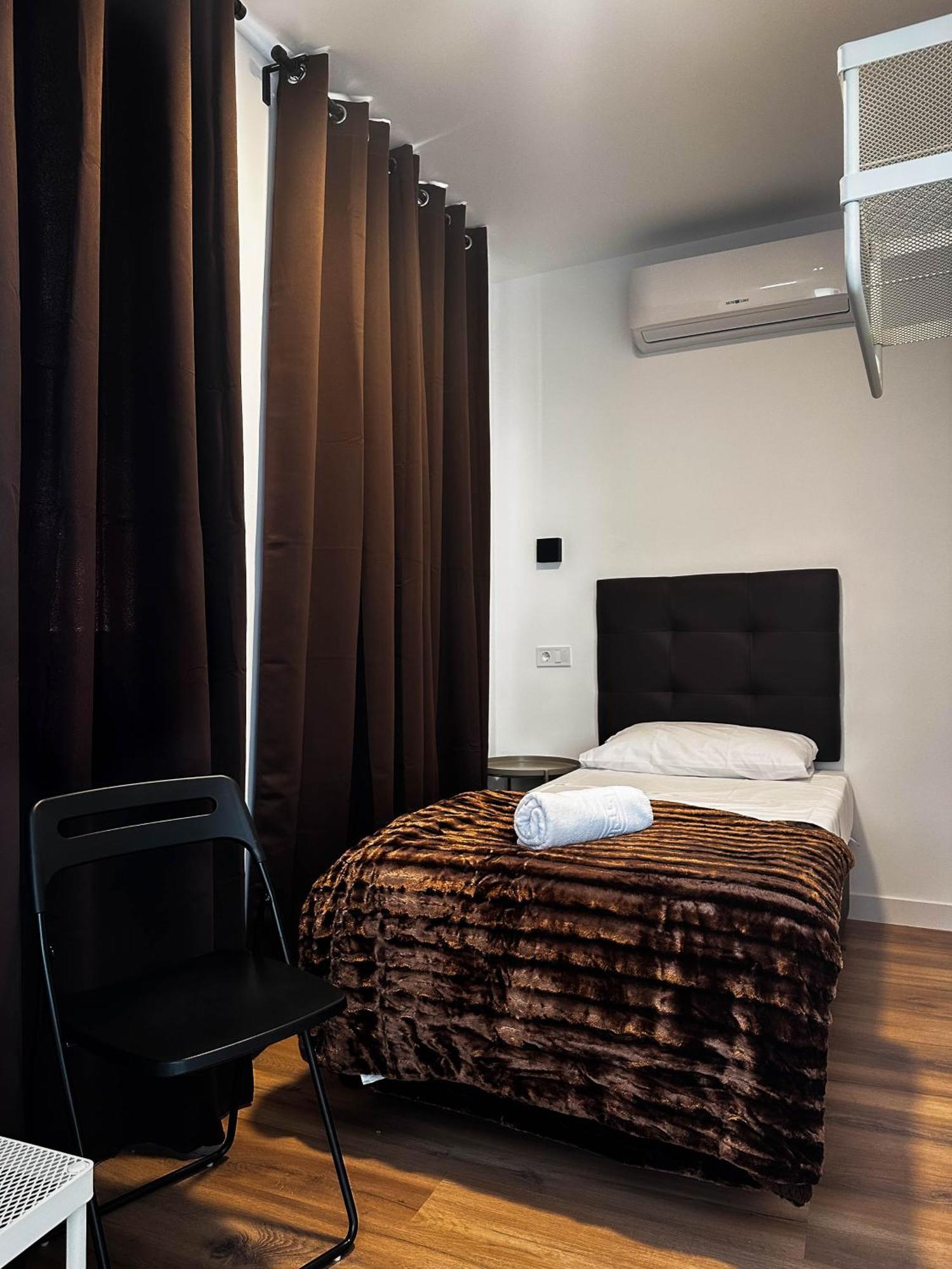 Hostal Arenal Madrid Exteriör bild